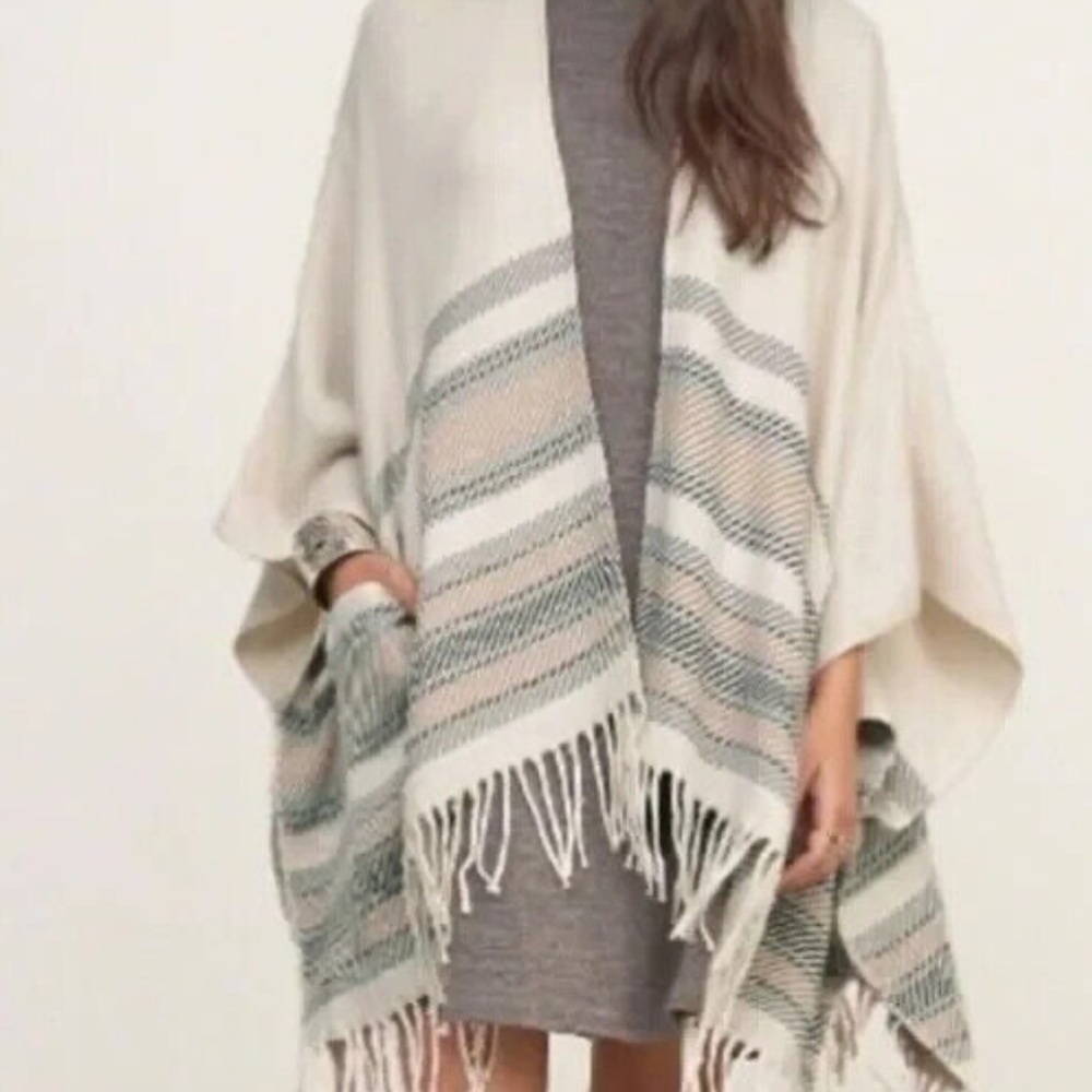 ABERCROMBIE & FITCH Shawl one size has pockets and fringe - Picture 1 of 8